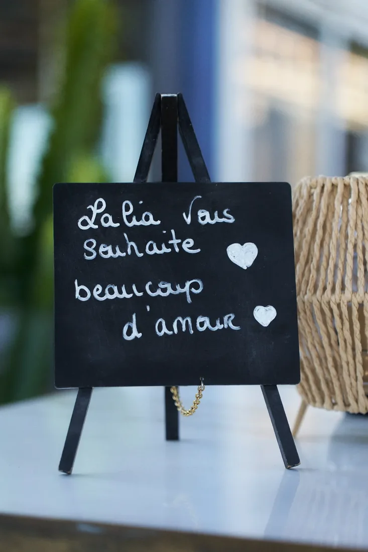 Ardoise à l’entrée du restaurant : « Lalia vous souhaite beaucoup d’amour »