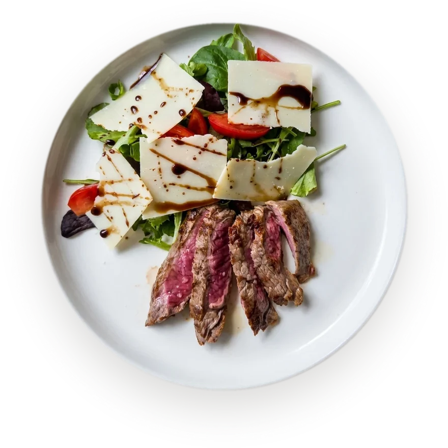 Assiette de viande tranchée, jeunes pousses, tomates et copeaux de fromage
