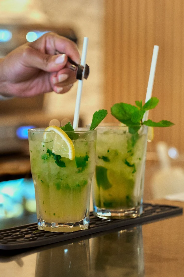 Deux mojitos à la menthe fraîche prêts à être servis