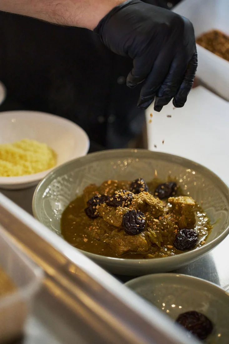 Tajine de bœuf aux pruneaux et sésame, dressé à la commande