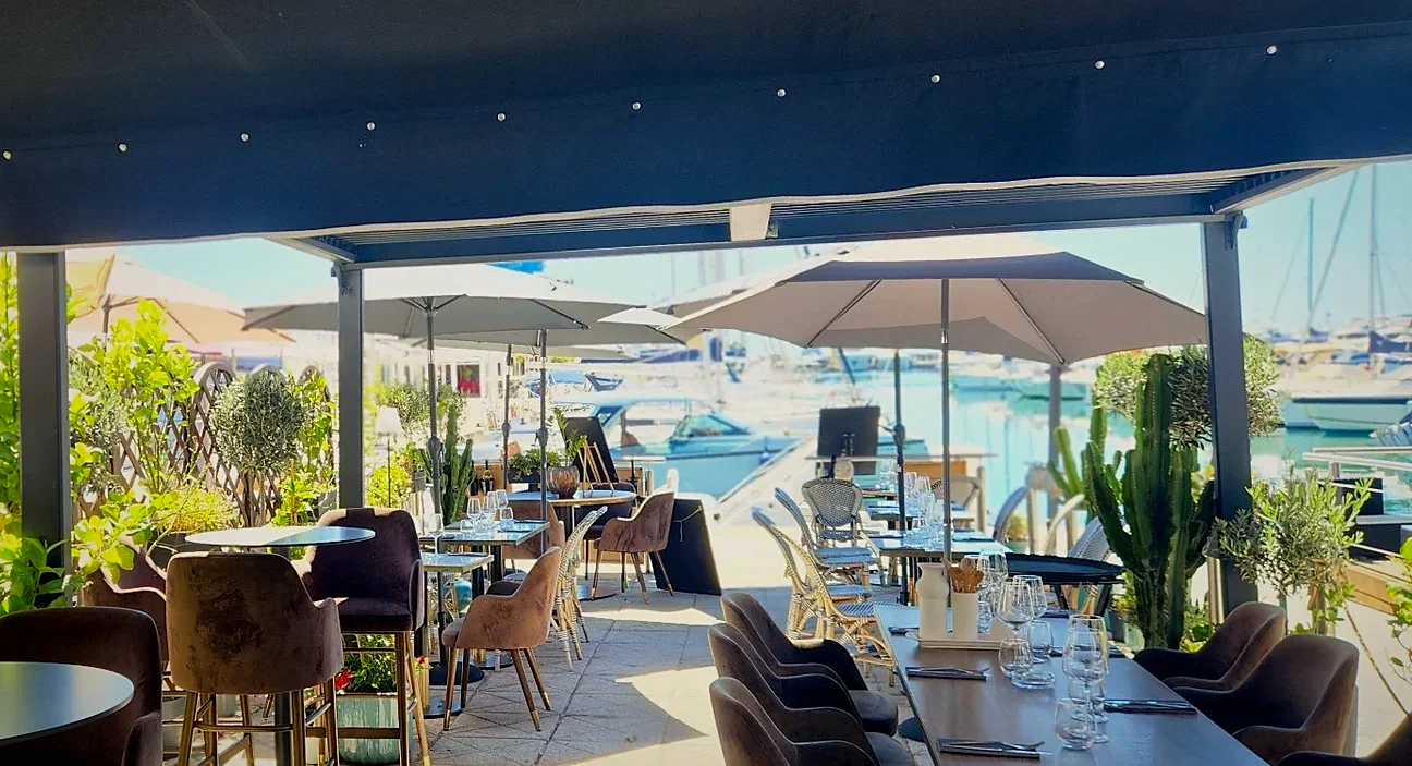 La terrasse de La Table de Lalia, dressée face aux bateaux du Port Camille Rayon